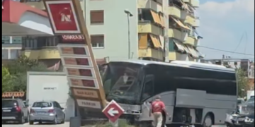 Aksident në Elbasan, autobusi përplaset me tabelën e karburantit