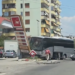 Aksident në Elbasan, autobusi përplaset me tabelën e karburantit
