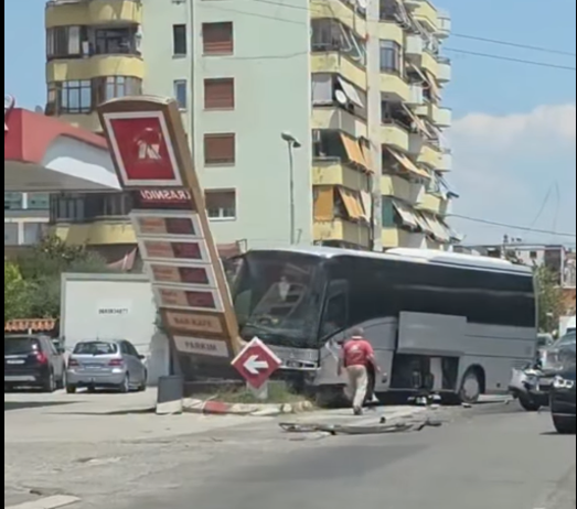 Aksident në Elbasan, autobusi përplaset me tabelën e karburantit