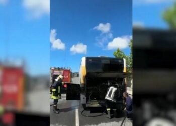 Përfshihet nga flakët autobusi i linjës Durrës-Spitallë, po transportonte studentë