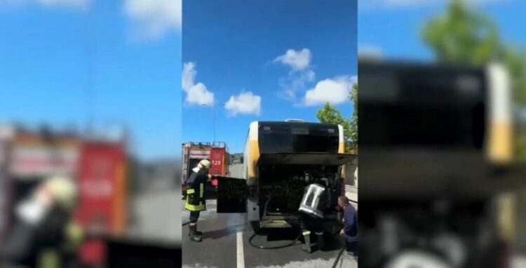 Përfshihet nga flakët autobusi i linjës Durrës-Spitallë, po transportonte studentë
