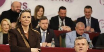 “Fol me etikë”/ Ballës dhe këshilltares së Ramës i del grupi parlamentar nga kontrolli, zbardhen mesazhet “sekrete”
