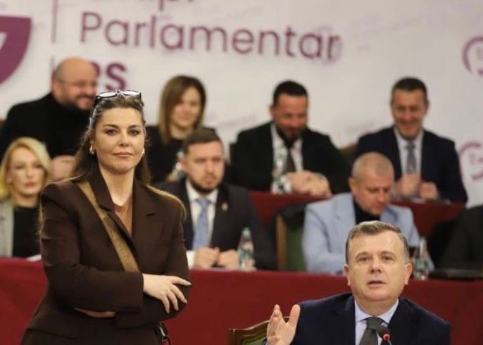 “Fol me etikë”/ Ballës dhe këshilltares së Ramës i del grupi parlamentar nga kontrolli, zbardhen mesazhet “sekrete”