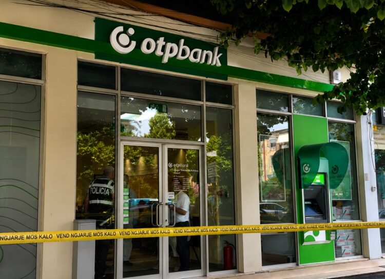 Arrestohet roja i bankës që u grabit ditën e djeshme, Akuzohet se nuk veproi në momentin e grabitjes