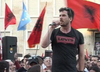 “Rama dorëhiqu”/ Të huaj pjesëmarrës në protestën në Tiranë
