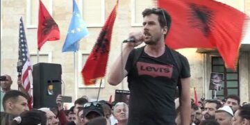 “Rama dorëhiqu”/ Të huaj pjesëmarrës në protestën në Tiranë