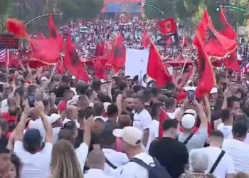 Diaspora paralajmëron protestë më 4 korrik në Tiranë