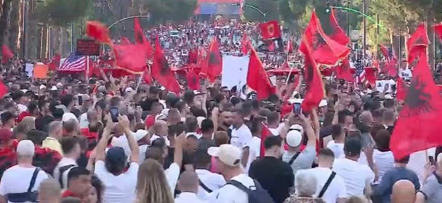 Diaspora paralajmëron protestë më 4 korrik në Tiranë
