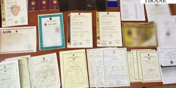 5 mijë euro një diplomë! Zbulohet laboratori që falsifikonte dokumente në Durrës; në pranga babë e bir
