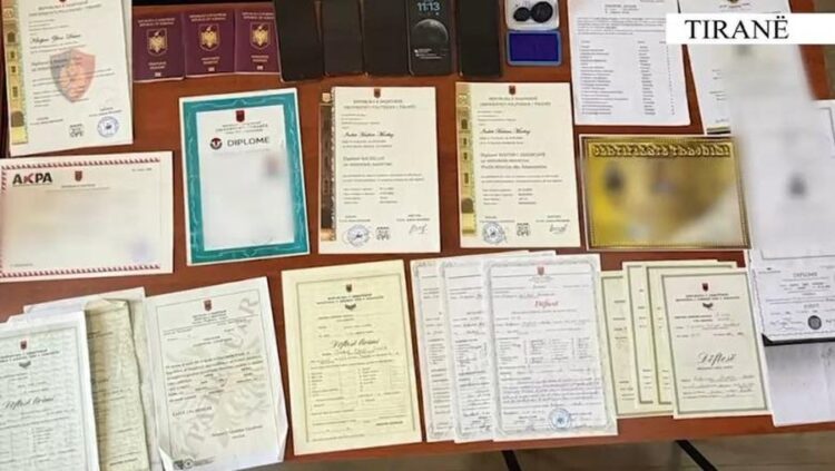 5 mijë euro një diplomë! Zbulohet laboratori që falsifikonte dokumente në Durrës, në pranga babë e bir