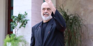 “Nuk jap dorëheqjen”/ Rama sulmon sërish protestuesit: S’kam kërkuar të flas me të kurdisur dhe të çartur