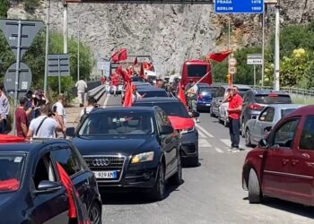 Mijëra shqiptarë të diasporës mbërrijnë në atdhe për protestën e sotme kombëtare