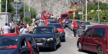 Mijëra shqiptarë të diasporës mbërrijnë në atdhe për protestën e sotme kombëtare