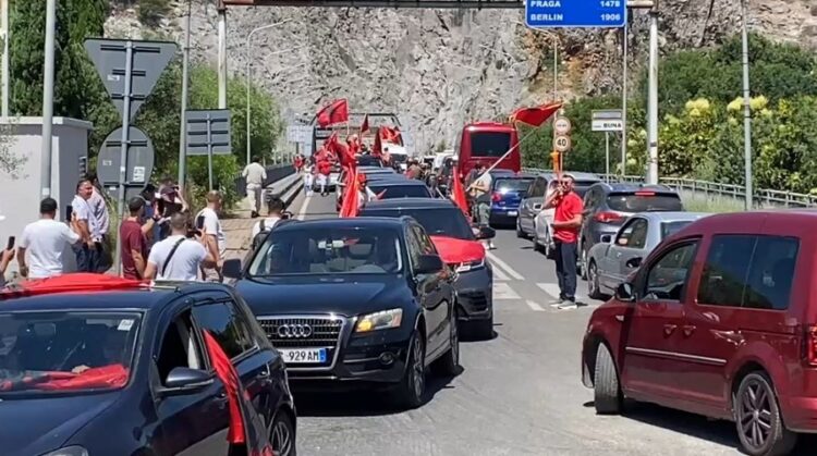 Mijëra shqiptarë të diasporës mbërrijnë në atdhe për protestën e sotme kombëtare
