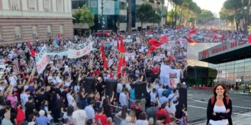 Eurodeputetja italiane mbërrin në Tiranë: Do jem në protestën e sotme kundër qeverisë