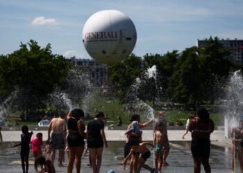 Evropa përfshihet nga vala e të nxehtit, temperatura shkojnë deri në 44°C