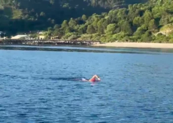 Pas rekordit Itali-Karaburun, Eva Buzo rikthehet në Vlorë dhe përshkon me not ishullin e Sazanit