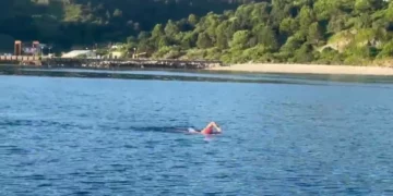 Pas rekordit Itali-Karaburun, Eva Buzo rikthehet në Vlorë dhe përshkon me not ishullin e Sazanit
