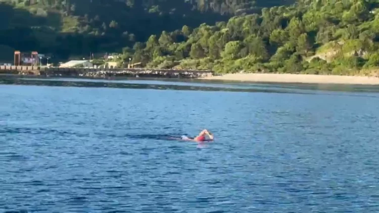 Pas rekordit Itali-Karaburun, Eva Buzo rikthehet në Vlorë dhe përshkon me not ishullin e Sazanit