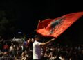 Vijon marshimi i protestuesve në Tiranë, rritet pjesëmarrja e emigrantëve