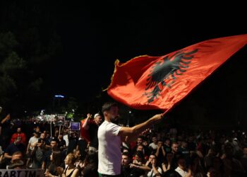Vijon marshimi i protestuesve në Tiranë, rritet pjesëmarrja e emigrantëve