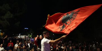 Vijon marshimi i protestuesve në Tiranë, rritet pjesëmarrja e emigrantëve