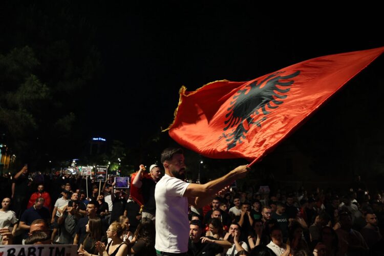 Vijon marshimi i protestuesve në Tiranë, rritet pjesëmarrja e emigrantëve