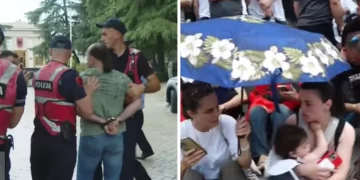 Shoqërimet pas tensioneve te Kuvendi, protestuesit mblidhen para Komisariatit nr.1 në Tiranë: Lironi çunat, polici bespreme!