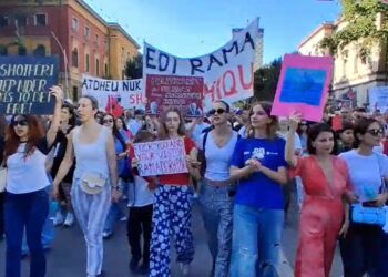Protestuesit thirrje kundër Ramës dhe Berishës, oshëtin bulevardi: Në burg!