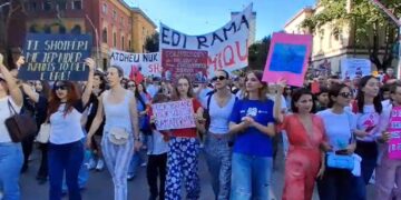 Protestuesit thirrje kundër Ramës dhe Berishës, oshëtin bulevardi: Në burg!