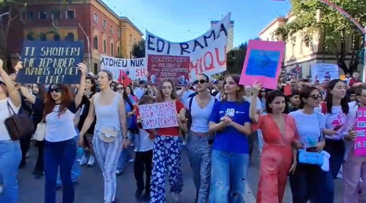 Protestuesit thirrje kundër Ramës dhe Berishës, oshëtin bulevardi: Në burg!