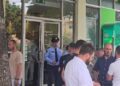 Grabitet me armë banka në mes të Tiranës, autori u largua me skuter bashkë me paratë