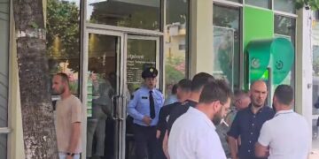 Grabitet me armë një bankë e nivelit 2 te stadiumi ‘Selman Stërmasi’!
