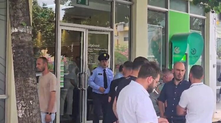 Grabitet me armë banka në mes të Tiranës, autori u largua me skuter bashkë me paratë