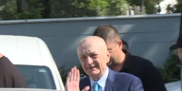 Ilir Meta lë sërish qelinë! Pret ngushëllime për ndarjen nga jeta të babait,  takohet edhe me Sali Berishën
