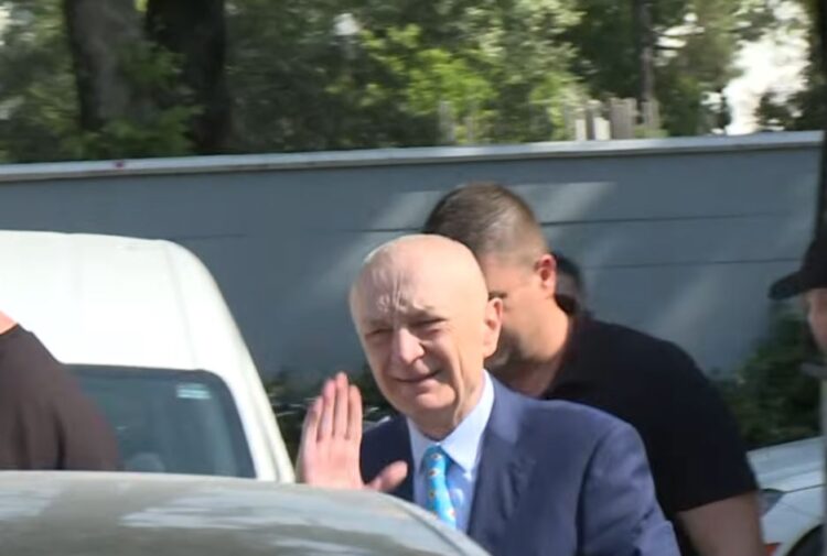 Ilir Meta lë sërish qelinë! Pret ngushëllime për ndarjen nga jeta të babait,  takohet edhe me Sali Berishën