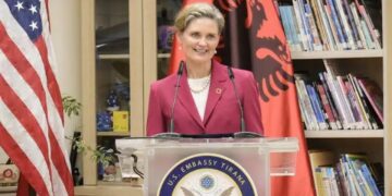 Në 250-vjetorin e SHBA, Nancy Vanhorn kujton dy punonjësit shqiptarë të Ambasadës që u vranë nga regjimi komunist