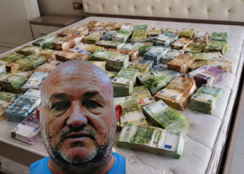 ‘Plakën nuk e zë gjumi”, vëllezërit Aliu “qanin hallin” e nënës: Mbushja një dyshek me miliona të flejë rehat!