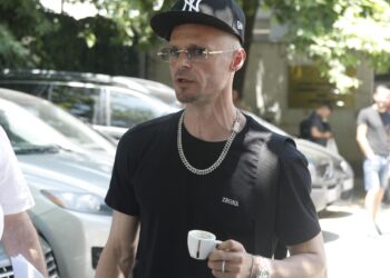 Hyri dhe doli nga SPAK me filxhan kafeje, Cllevio flet për protestat: Jam me bosin Rama