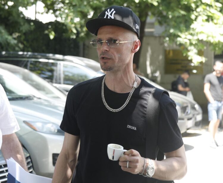 Hyri dhe doli nga SPAK me filxhan kafeje, Cllevio flet për protestat: Jam me bosin Rama