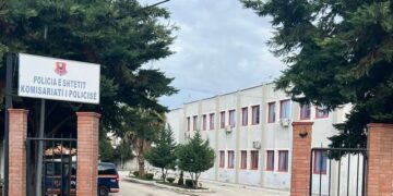Zbulohet identiteti i viktimave në Kavajë/ Krimi brenda familjes, vëllai e qëlloi vëllanë me thikë