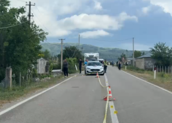 Aksident fatal në aksin Korçë-Ersekë, makina përplas për vdekje një fëmijë