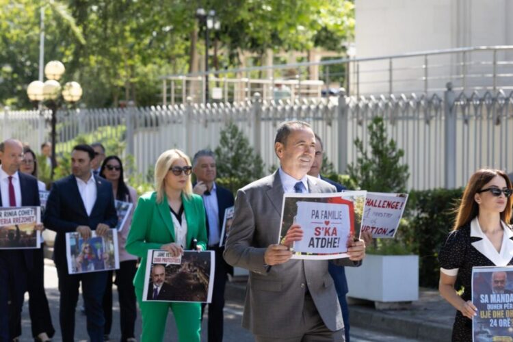 Deputetët e PD me pankarta në Kuvend: Rama në burg, Belinda në burg! Na gjeni një ministri pa korrupsion