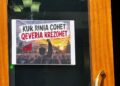 “Kur rinia çohet, qeveria rrëzohet”, deputeti Klevis Balliu vendos pankartë tek dera e Kuvendit