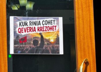 “Kur rinia çohet, qeveria rrëzohet”, deputeti Klevis Balliu vendos pankartë tek dera e Kuvendit