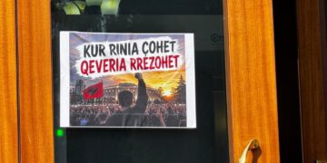 “Kur rinia çohet, qeveria rrëzohet”, deputeti Klevis Balliu vendos pankartë tek dera e Kuvendit
