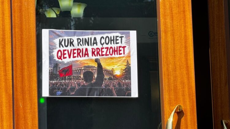“Kur rinia çohet, qeveria rrëzohet”, deputeti Klevis Balliu vendos pankartë tek dera e Kuvendit