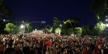 Thirrje për pjesëmarrje masive në protestën e sotme: Të jemi sa më shumë kundër antimitingut të Ramës!