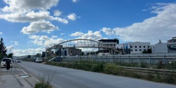 Për 100 metra mbikalim, mijëra prindër dhe fëmije duhet të bëjnë kilometra rrugë në Tiranë