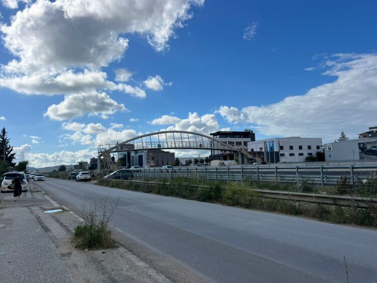 Për 100 metra mbikalim, mijëra prindër dhe fëmije duhet të bëjnë kilometra rrugë në Tiranë